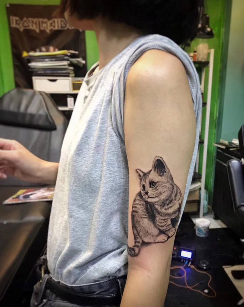 小猫咪纹身图片_手部欧美写实纹身图案