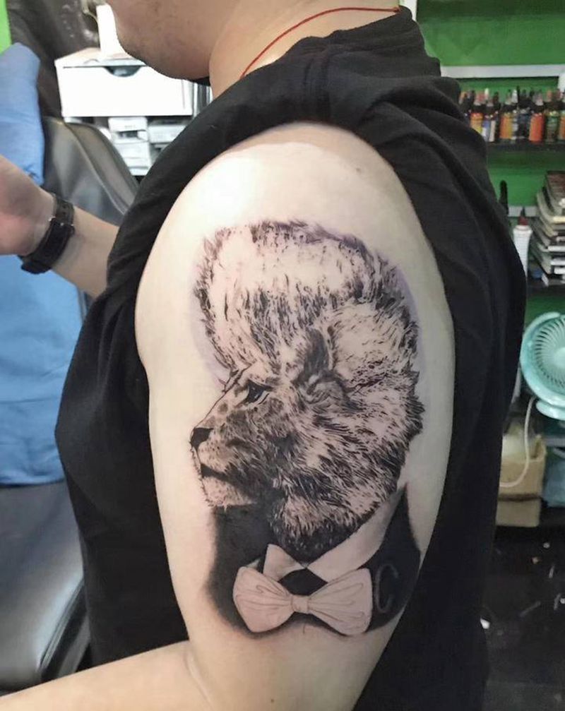 辛巴纹身图片_手部欧美写实纹身图案