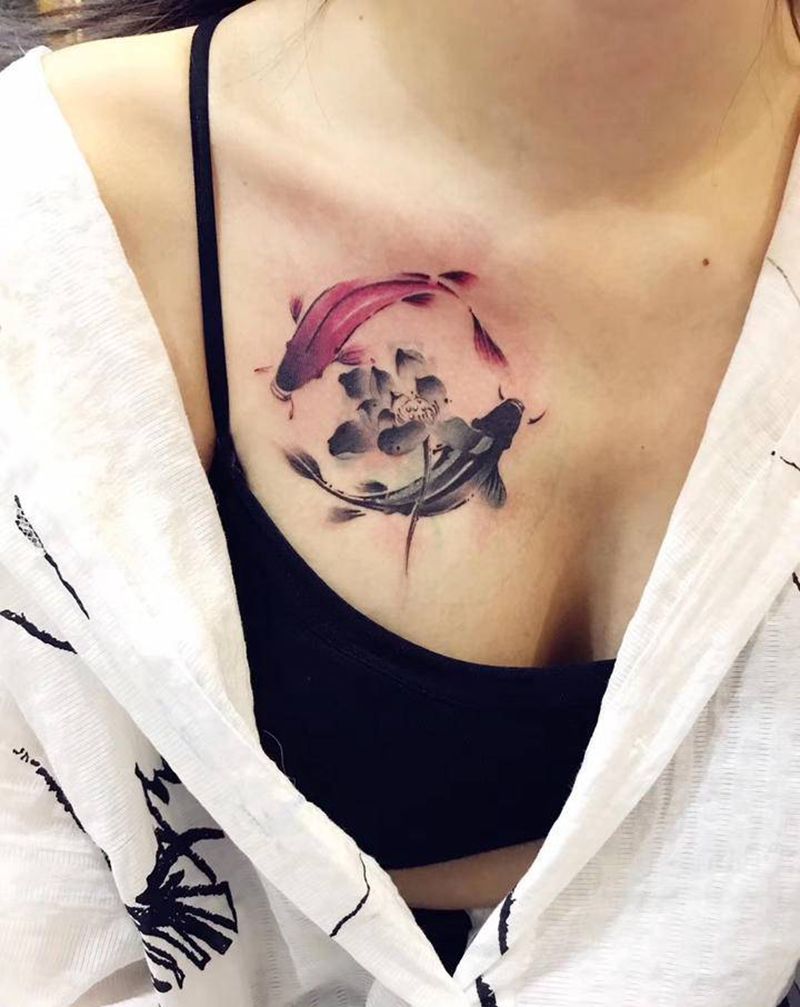 荷花鱼纹身图片_胸部水墨纹身图案