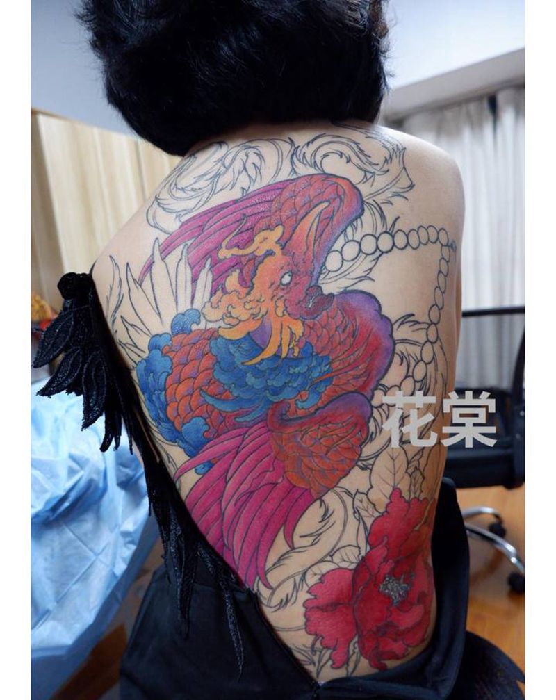 满背凤凰纹身图片_背部新传统纹身图案