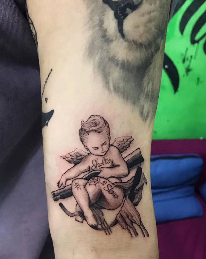 小天使纹身图片_手部欧美写实纹身图案