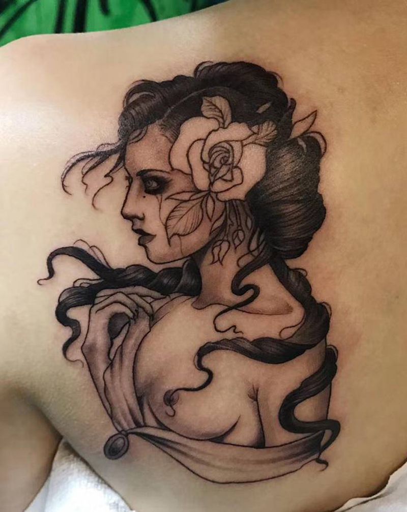 妹子纹身图片_肩部New School纹身图案