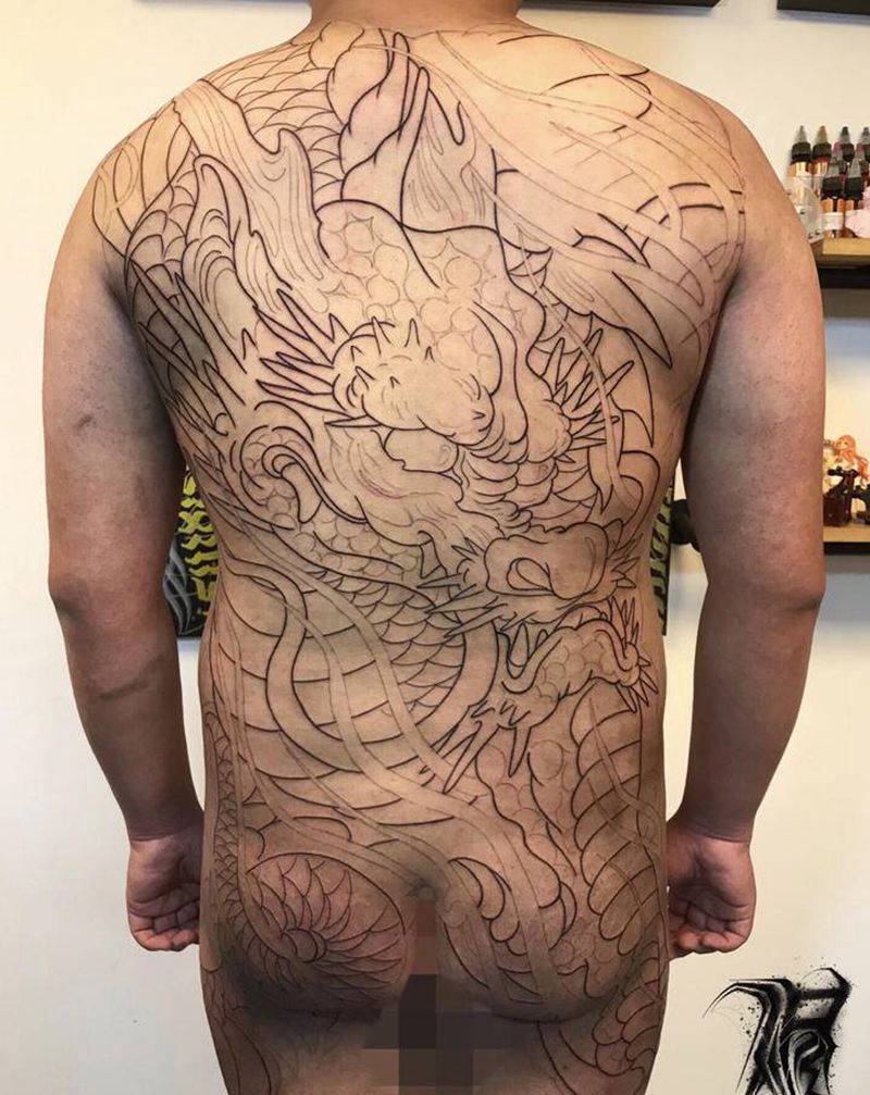 满背包臀先走个线咯纹身图片_满背纹身图案