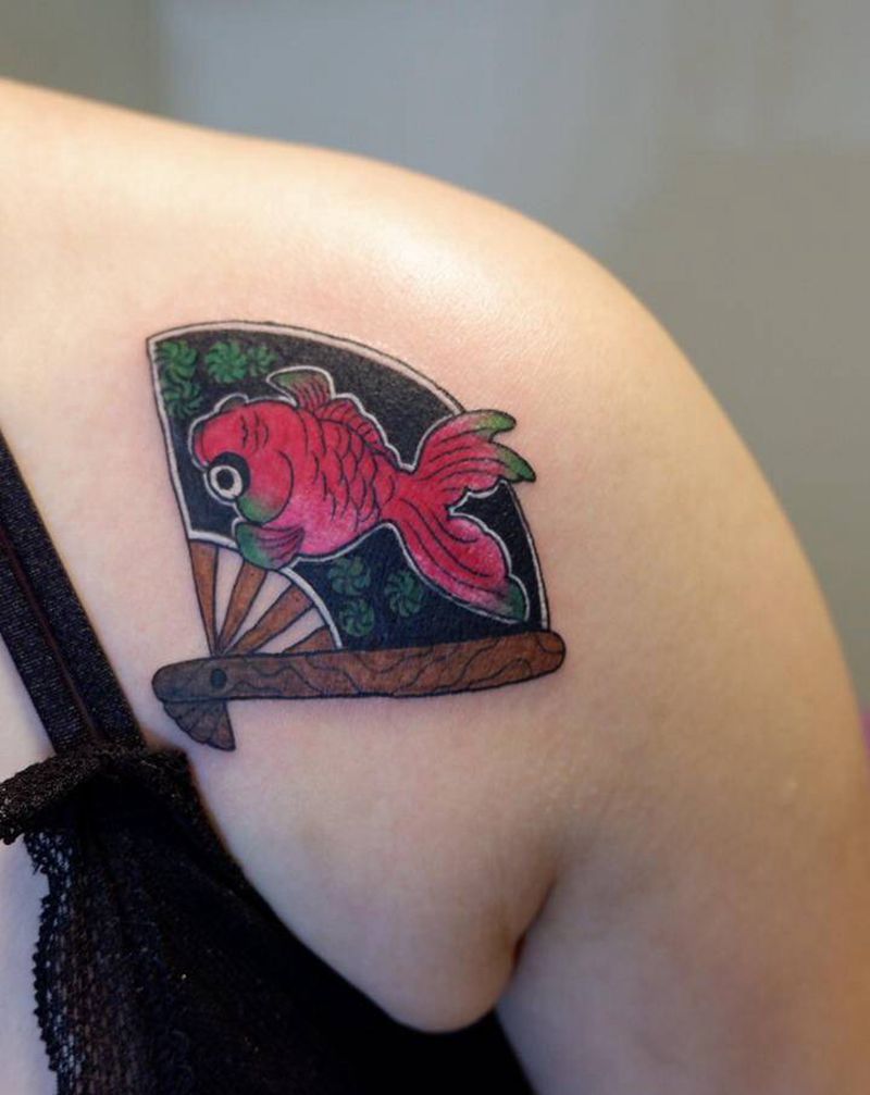 日式小扇子纹身图片_肩部老传统新传统日式小图纹身图案