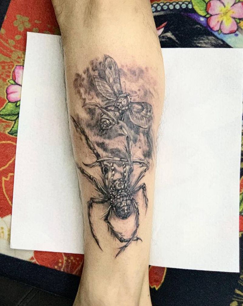 蜘蛛捕蛾纹身图片_腿部纹身图案
