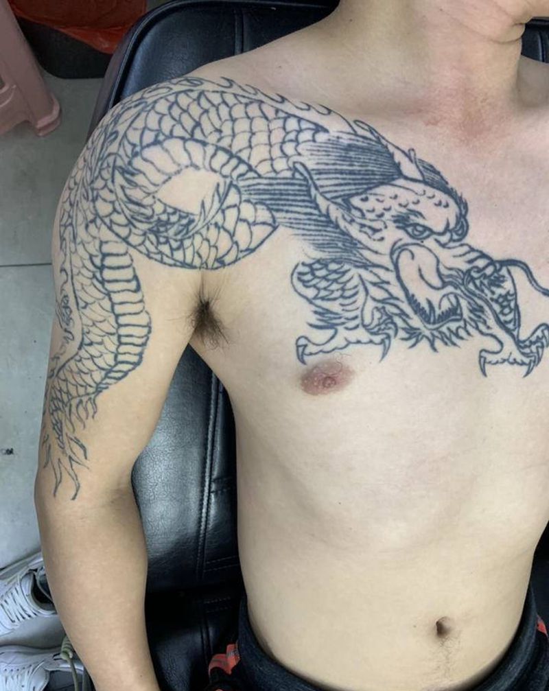 遮盖纹身图片_手部胸部纹身图案