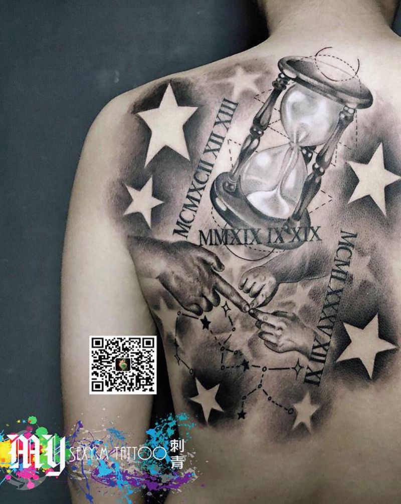 黑灰写实之家庭温馨纹身图片_背部欧美写实纹身图案