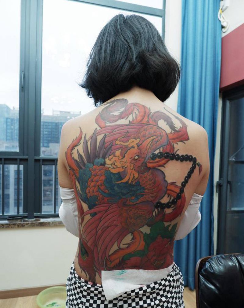 满背凤凰纹身图片_背部新传统纹身图案