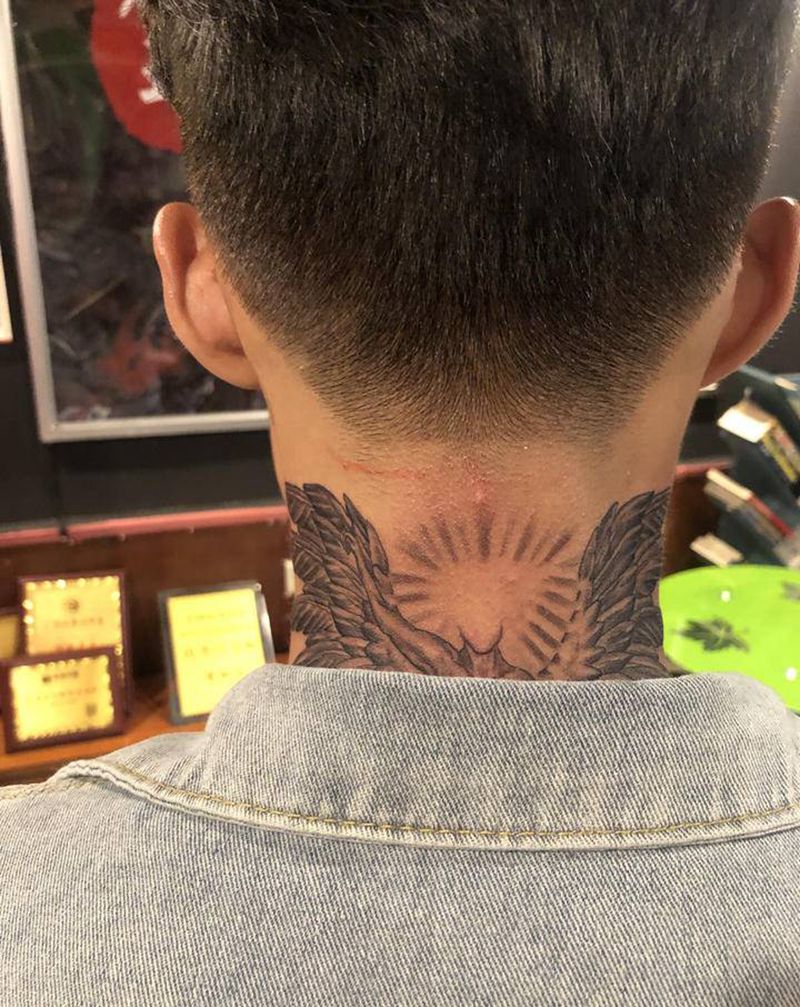 权志龙同款纹身纹身图片_颈部欧美写实纹身图案