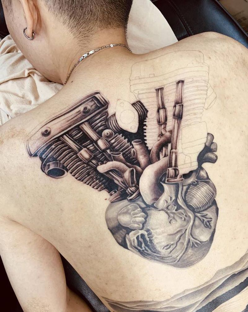 心的方向纹身图片_背部纹身图案