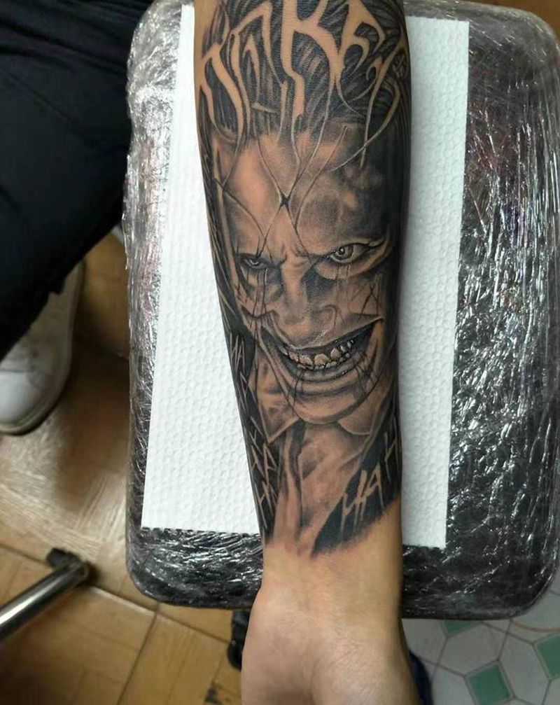 小丑纹身图片_手臂欧美写实纹身图案