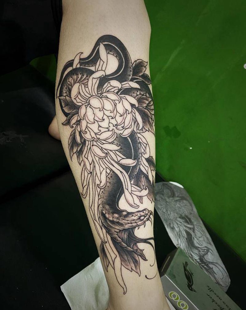 菊花蛇纹身图片_脚部点刺水墨纹身图案