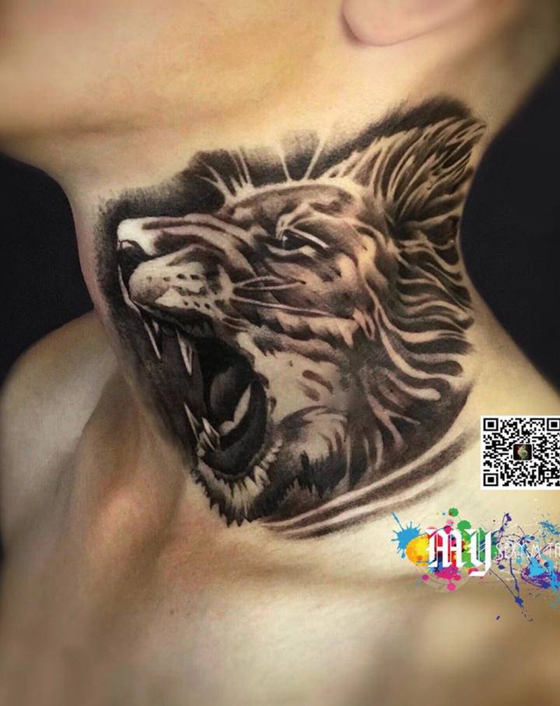 黑灰狮子纹身图片_颈部欧美写实纹身图案