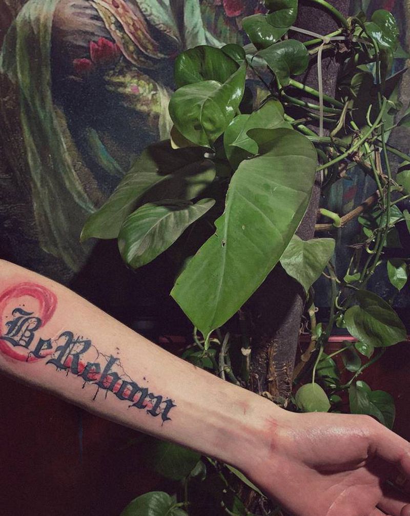 原创设计英文纹身图片_手臂花体字混合风格纹身图案