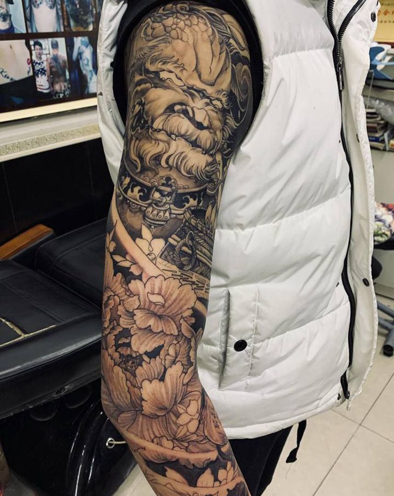 富贵唐狮纹身图片_手部纹身图案