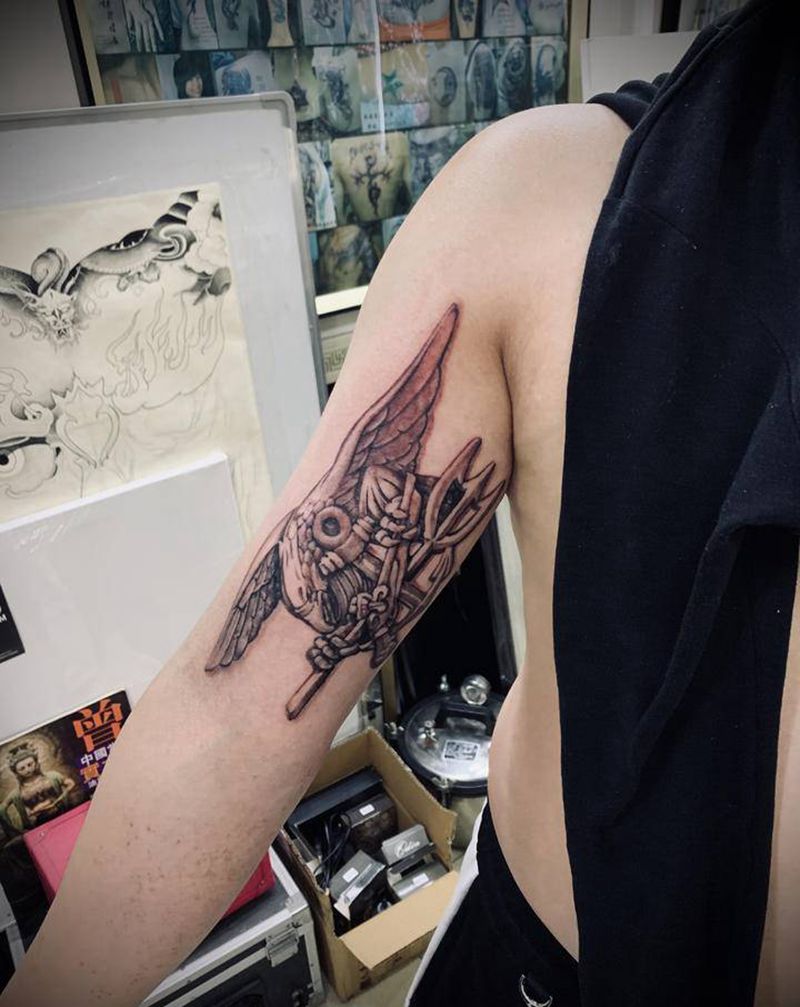 雄鹰Logo纹身图片_手部纹身图案