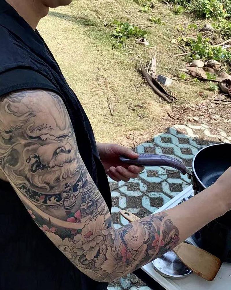 富贵唐狮纹身图片_手部纹身图案