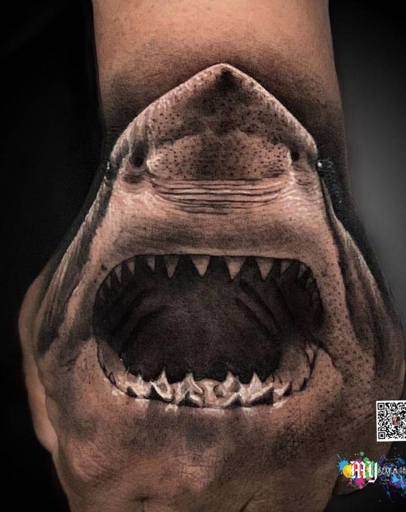 黑灰爆手背鲨鱼纹身图片_手部欧美写实纹身图案