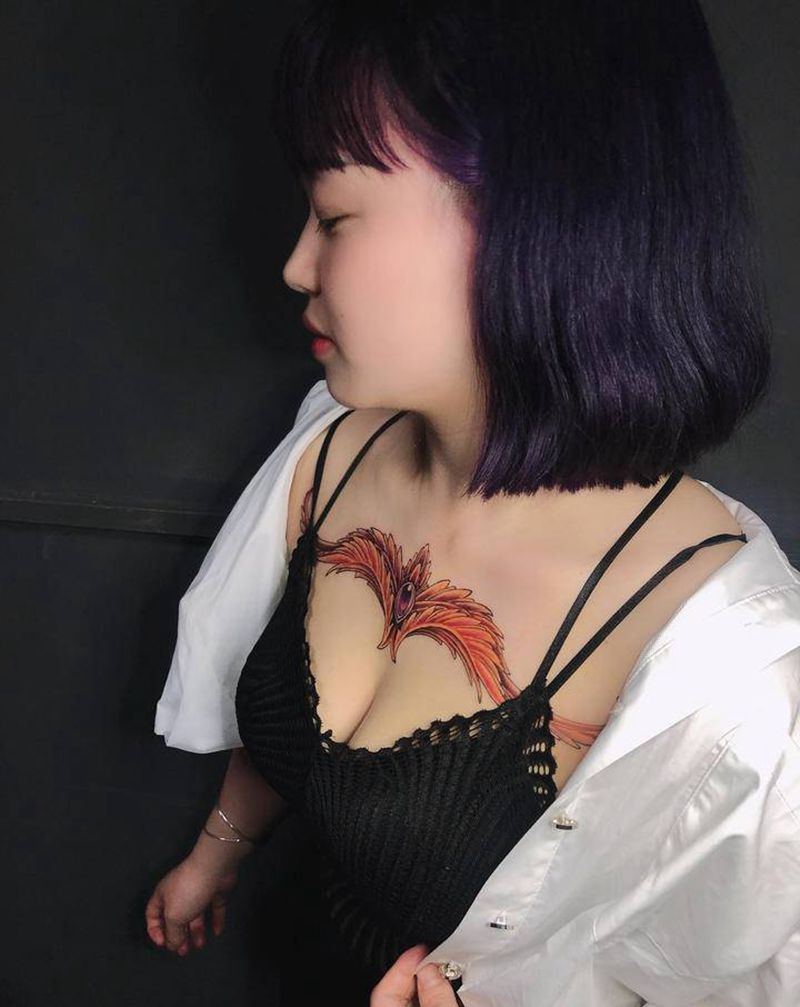 天使的翅膀纹身图片_胸部欧美写实纹身图案