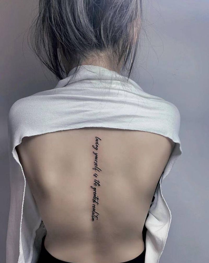 女生的第一个纹身纹身图片_背部纹身图案