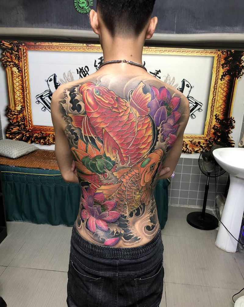 锦鲤纹身图片_背部新传统纹身图案