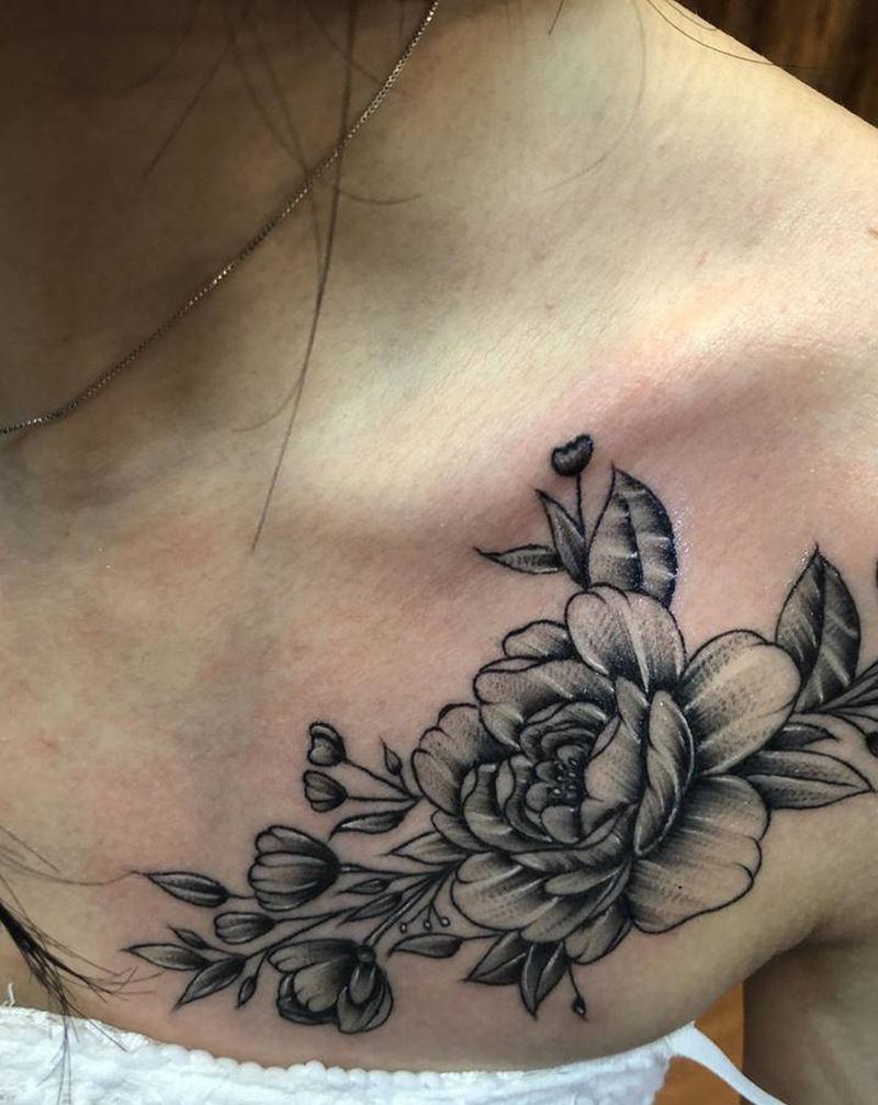 素花纹身图片_胸部纹身图案