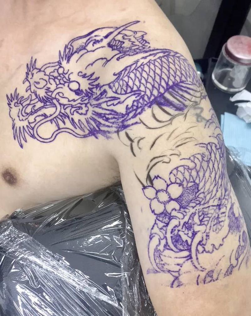 过肩龙纹身图片_胸部纹身图案