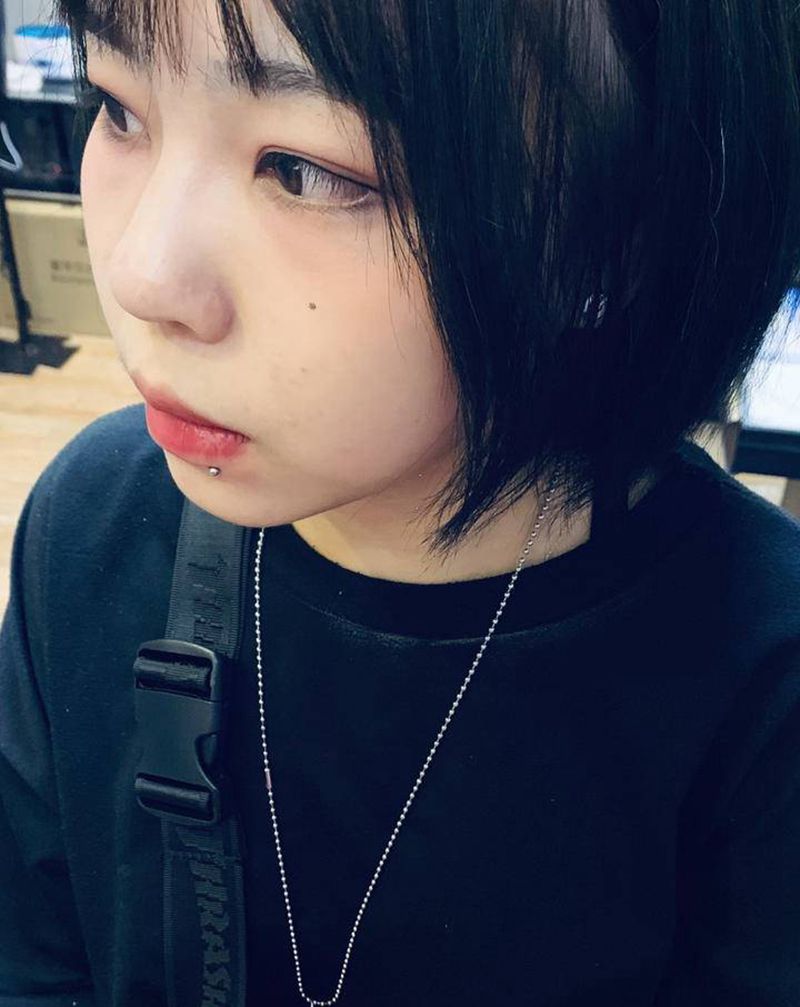 唇钉纹身图片_颈部纹身图案