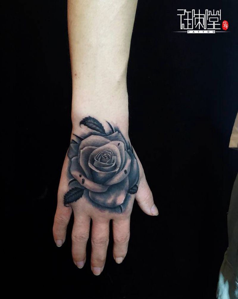 手背玫瑰纹身图片_欧美写实纹身图案
