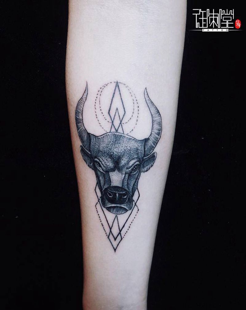 牛头 点刺纹身图片_手臂点刺纹身图案