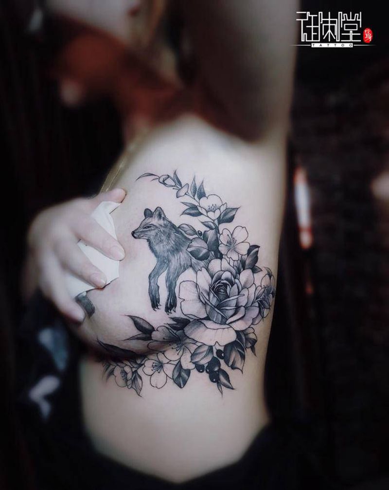 胸花狐狸 盖疤纹身图片_胸部纹身图案