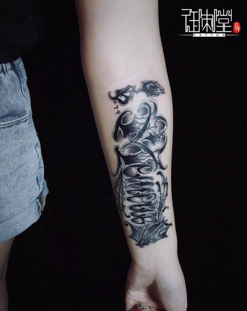 大花体字纹身图片_手臂花体字纹身图案