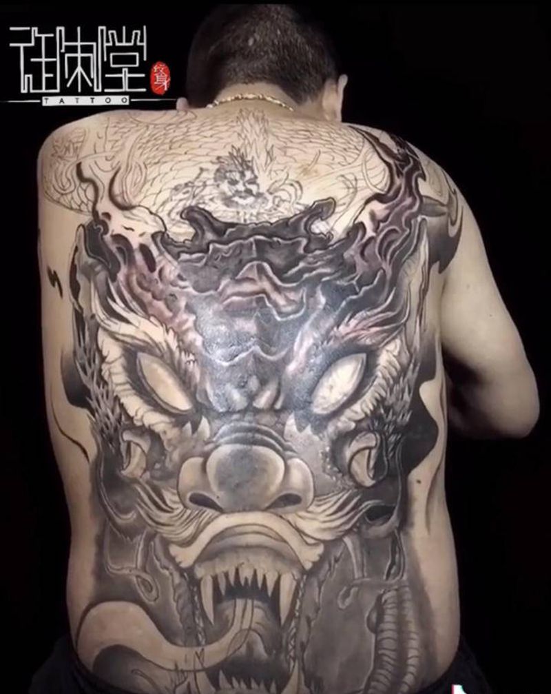 暴力遮盖 未完待续纹身图片_背部纹身图案