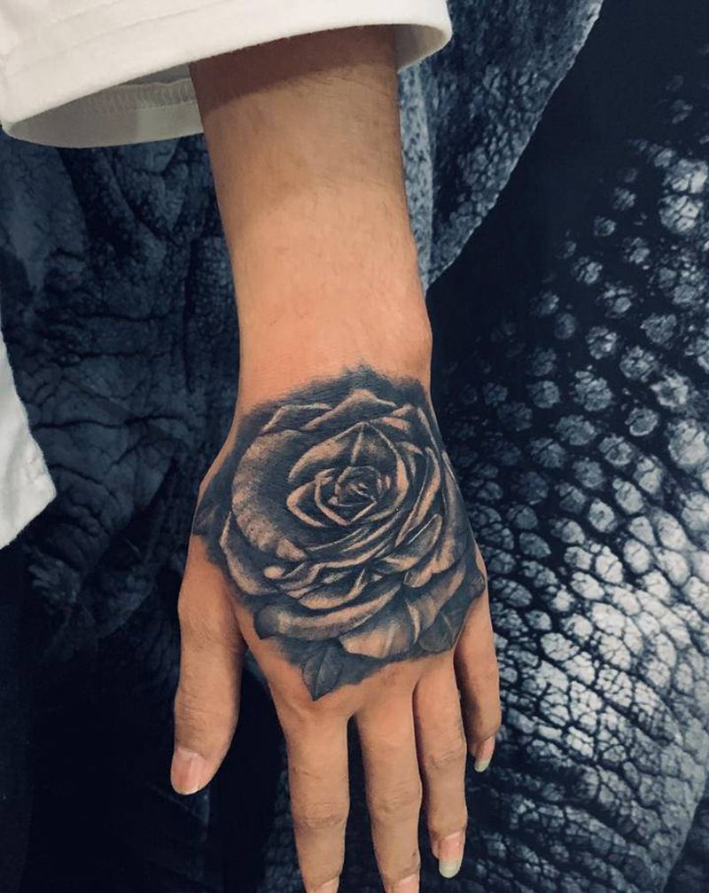 手背·玫瑰纹身图片_手部纹身图案