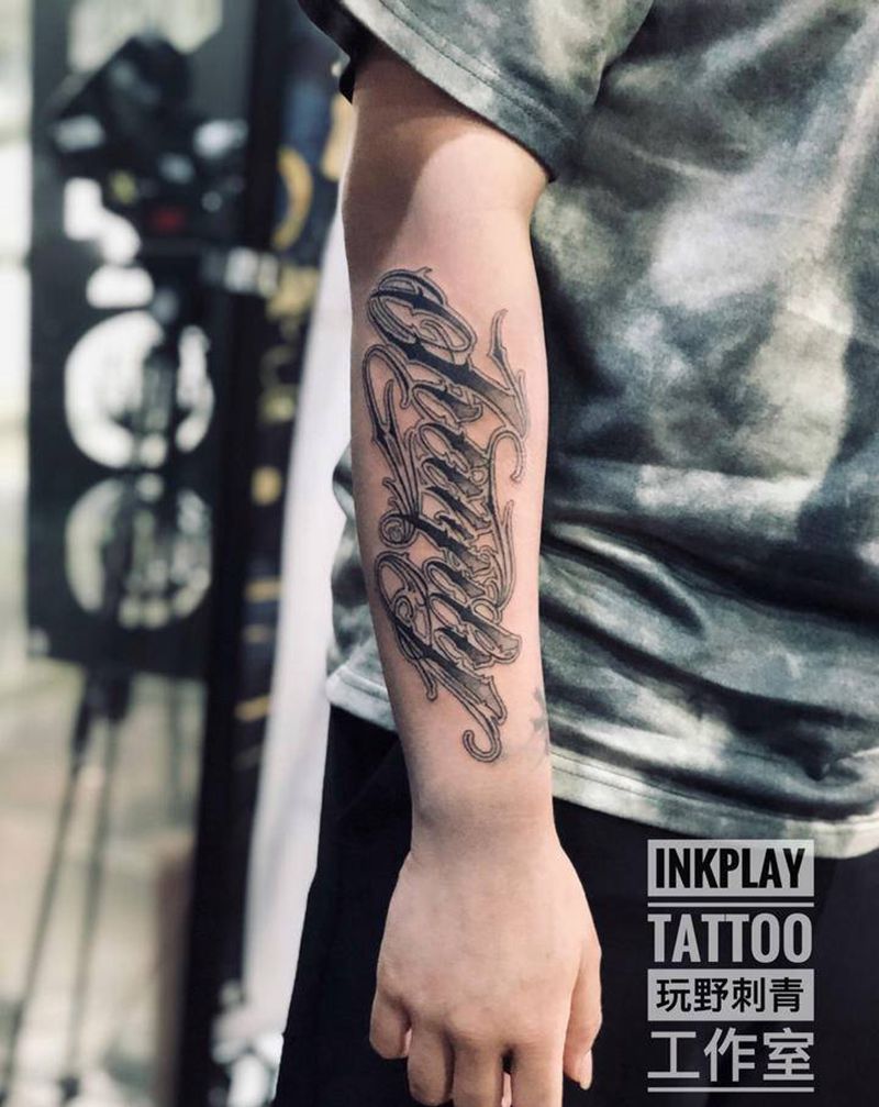 花体字 family纹身图片_手臂花体字纹身图案