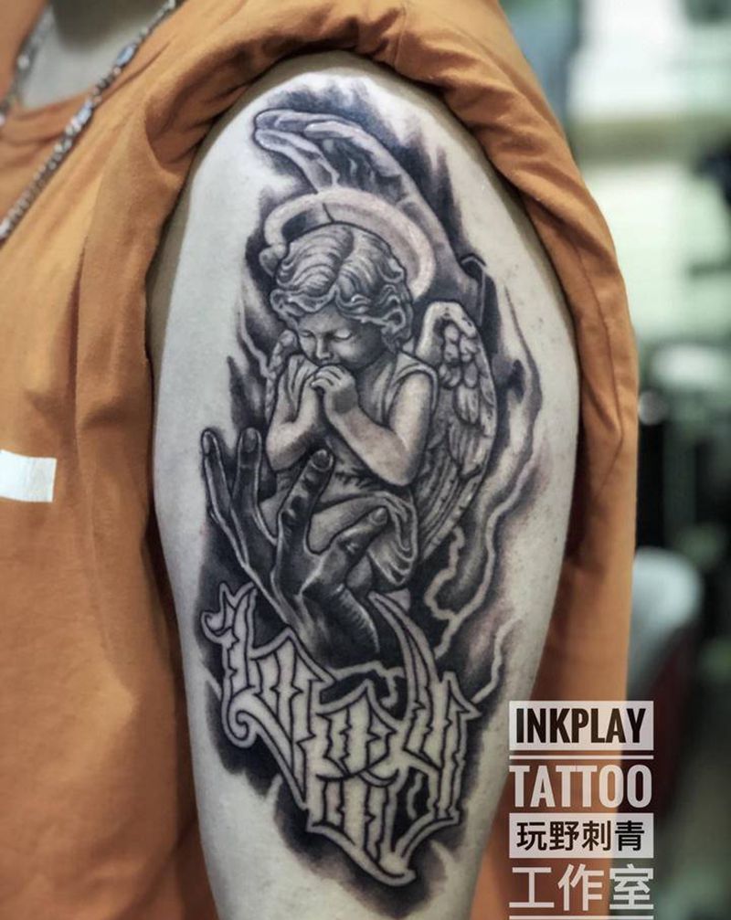 西岸天使纹身图片_手臂欧美写实花体字纹身图案