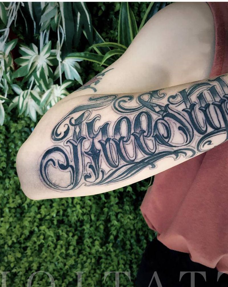 奇卡诺纹身图片_手臂花体字纹身图案
