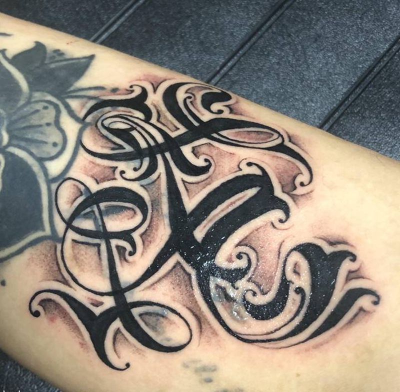 盖纹身图片_脚部腿部花体字新传统纹身图案