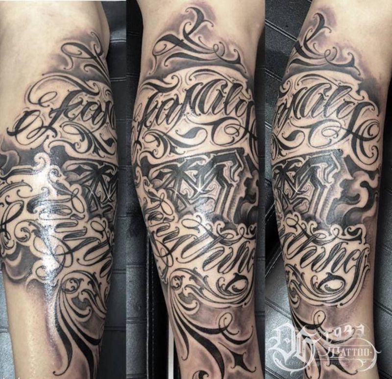 字纹身图片_脚部腿部花体字几何纹身图案