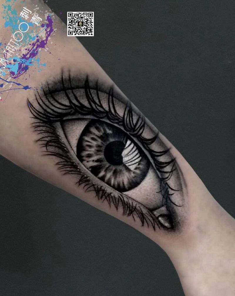 黑灰写实眼睛纹身图片_手部欧美写实纹身图案