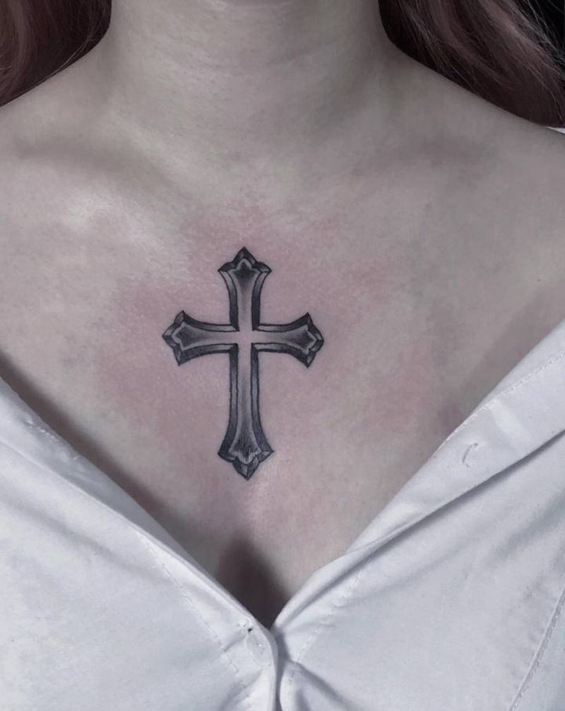 十字架纹身图片_胸部纹身图案