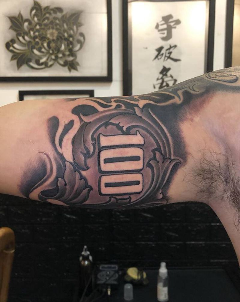 美金100标志纹身图片_手部手臂欧美写实花体字纹身图案