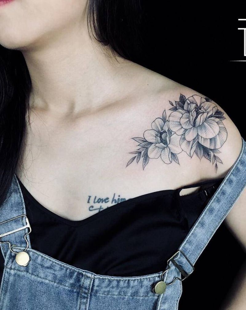 素花纹身图片_肩部点刺纹身图案