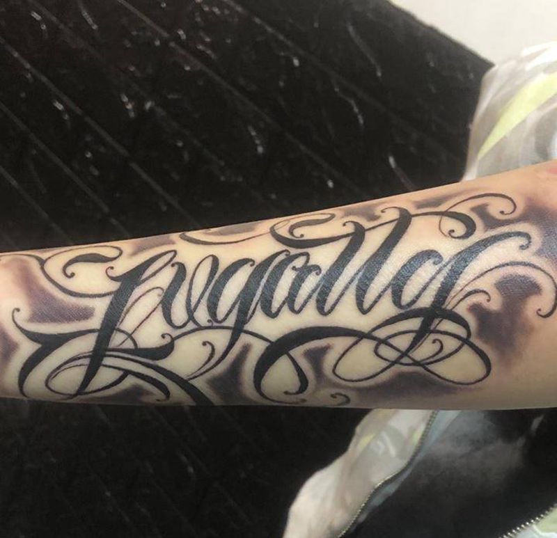 。纹身图片_手部花体字点刺纹身图案