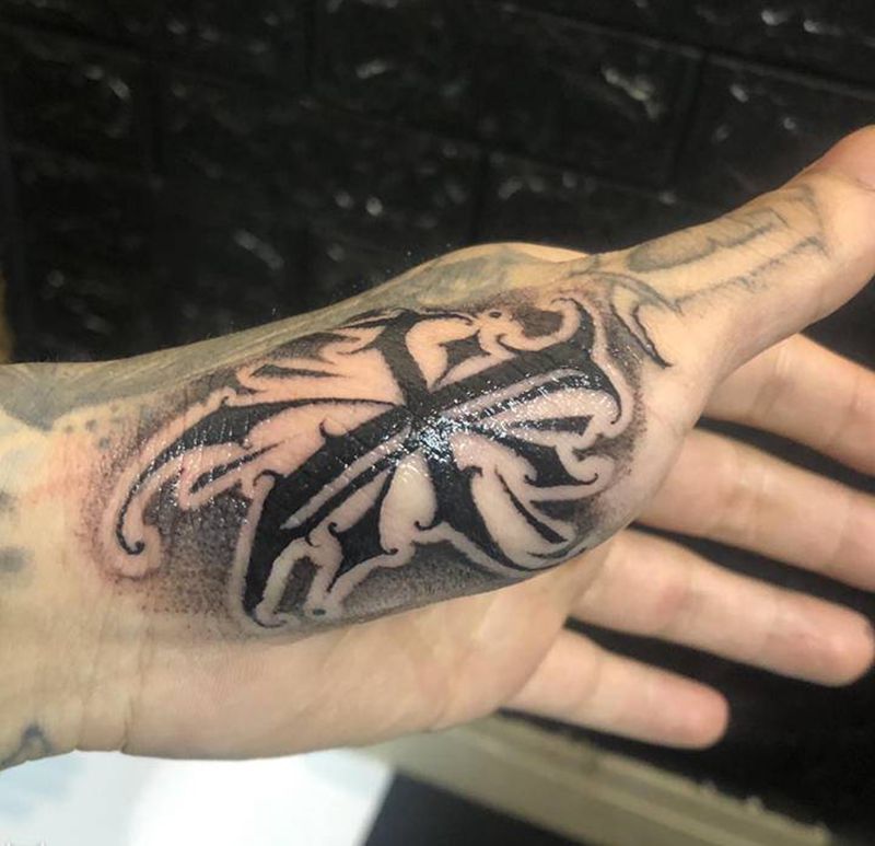 。纹身图片_手臂手部花体字点刺纹身图案