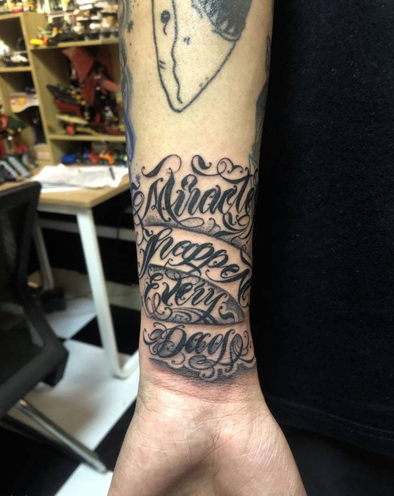 。纹身图片_手臂手部花体字欧美写实纹身图案