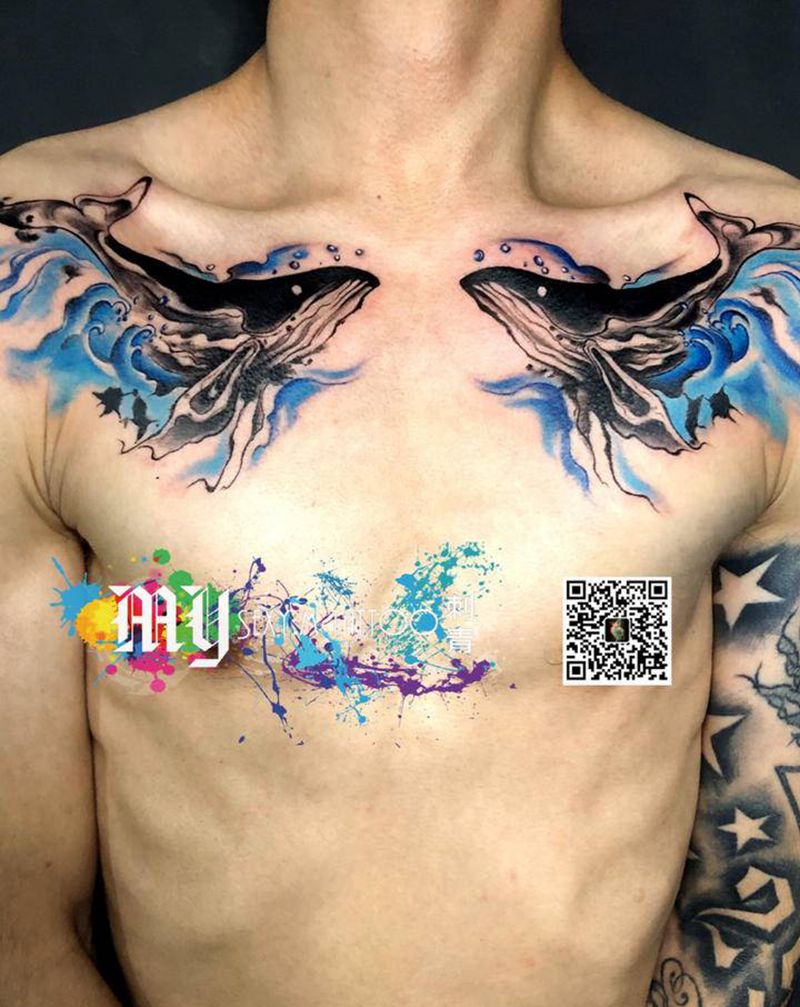 锁骨下墨墨鲸鱼纹身图片_胸部水墨纹身图案