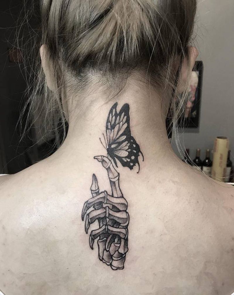 花蝴蝶纹身图片_背部Old School蝴蝶纹身图案