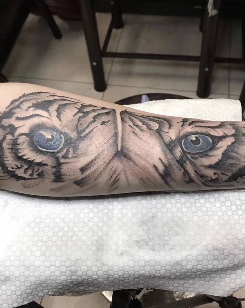 老虎纹身图片_手部手臂纹身图案