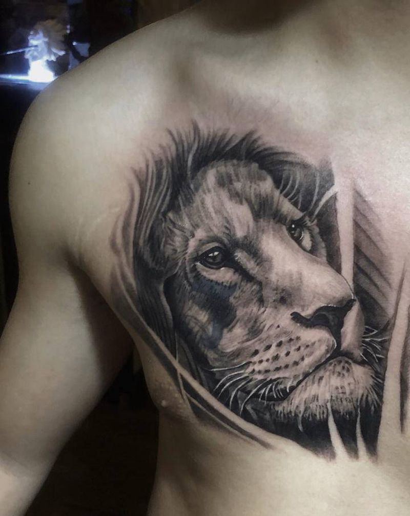 狮子纹身图片_胸部纹身图案